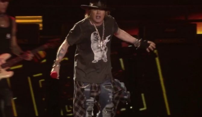 Guns N’ Roses wręczyli fanom piniatę Donalda Trumpa na koncercie w Meksyku