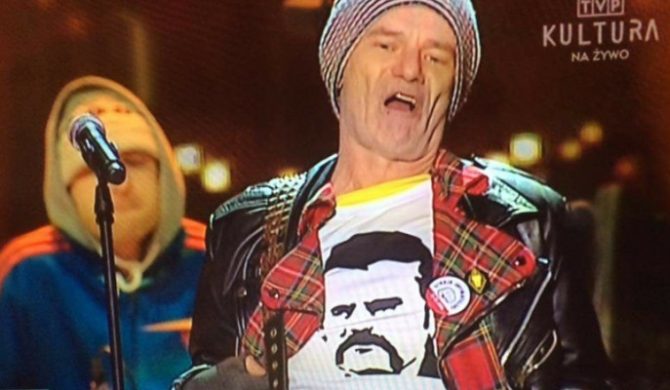 Robert Brylewski w koszulce z Lechem Wałęsą podczas koncertu transmitowanego przez TVP