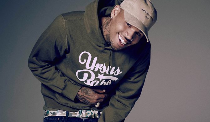 Chris Brown odpiera zarzuty: „Ta suka kłamie”