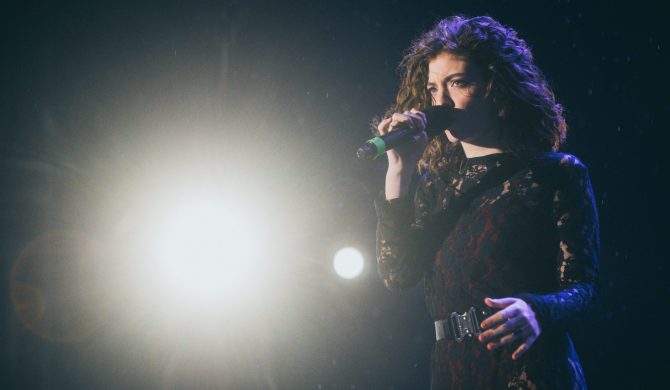 Lorde z „Solar Power” na żywo na dachu Ed Sullivan Theater