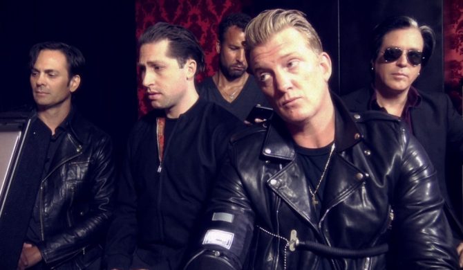 Queens Of The Stone Age z sekcją smyczkową