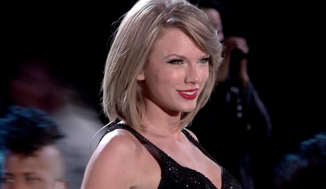 Taylor Swift unika paparazzi podróżując… w gigantycznej walizce