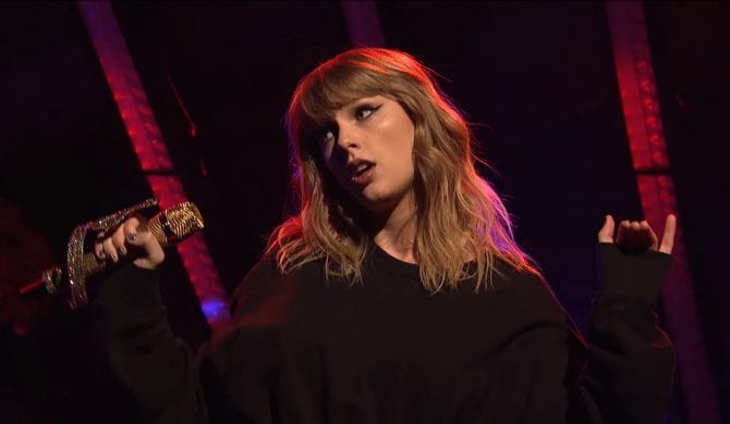 Taylor Swift utknęła w klatce podczas koncertu