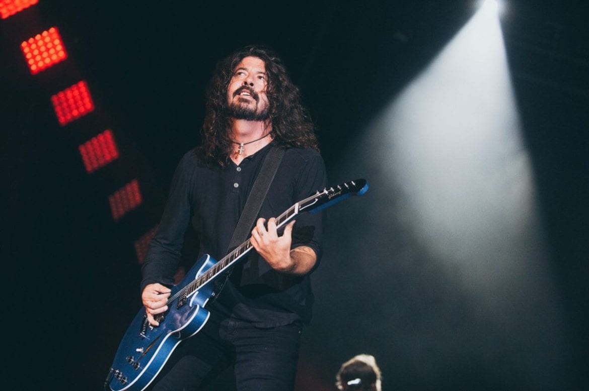 John Travolta na scenie z Foo Fighters