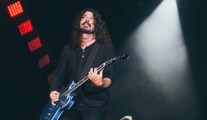 John Travolta na scenie z Foo Fighters