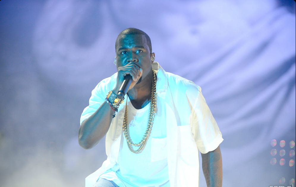 Kanye sprzedaje replikę bluzy, którą Cassie miała na sobie, gdy Diddy bił ją i szarpał w holu hotelowym