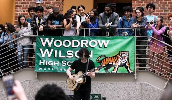 Jack White dał niespodziewany koncert na schodach liceum