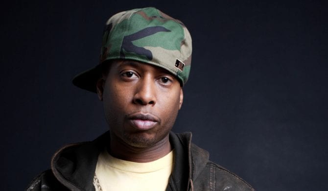 Talib Kweli siedzi w domu uzbrojony w papier toaletowy z wizerunkiem Donalda Trumpa Talib Kweli siedzi w domu uzbrojony w papier toaletowy z wizerunkiem Donalda Trumpa