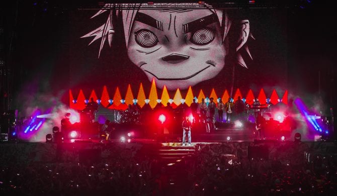 Raper występujący z Gorillaz spadł ze sceny