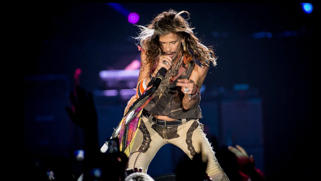 Steven Tyler choruje. Aerosmith odwołało koncerty