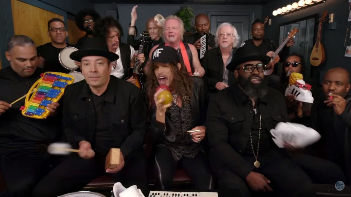 Aerosmith, The Roots i Fallon grają na małych instrumentach