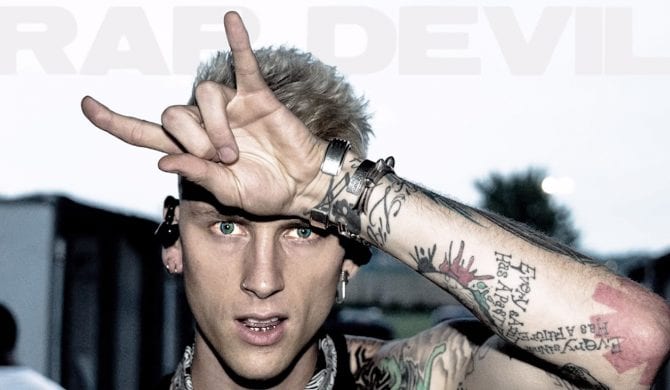 „Silence is betrayal” – Machine Gun Kelly protestuje na ulicy