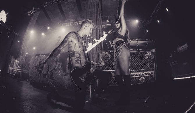 Machine Gun Kelly i Travis Barker nagrywają kolejną wspólną płytę. Na razie podali tytuł i zrobili sobie identyczne tatuaże