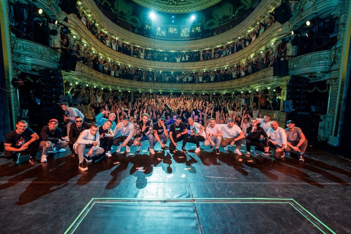 Rapowa czołówka na scenie teatru – zdjęcia z finału Projektu Tymczasem