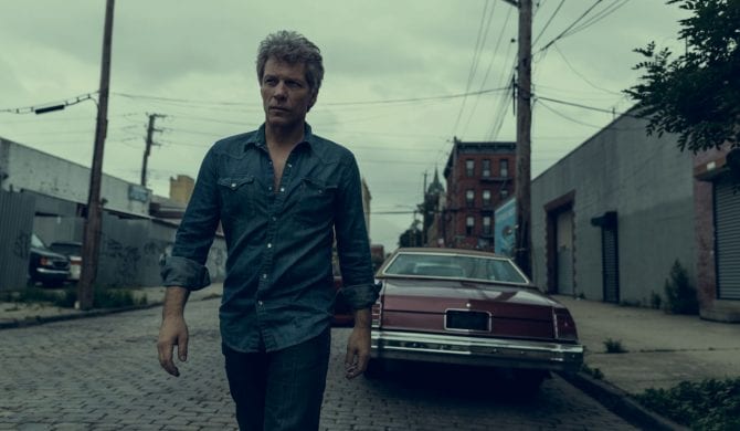 Jon Bon Jovi wspiera walkę z koronawirusem, pracując na zmywaku