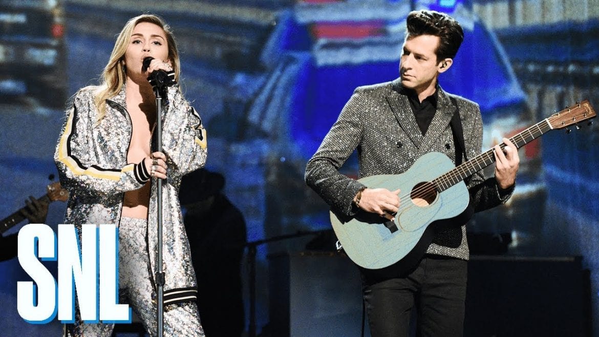 Miley Cyrus i Mark Ronson na scenie SNL