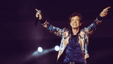 Fanka pokazała piersi na koncercie The Rolling Stones. Bezbłędna reakcja Micka Jaggera