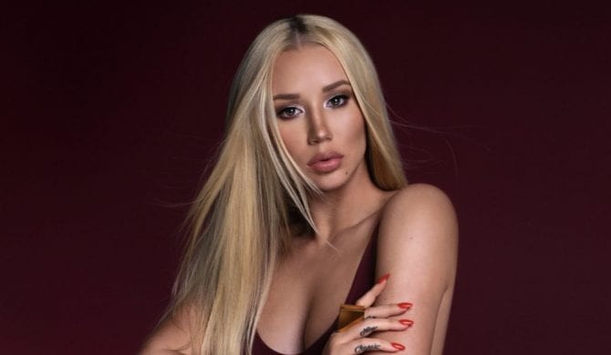 Iggy Azalea pozuje topless