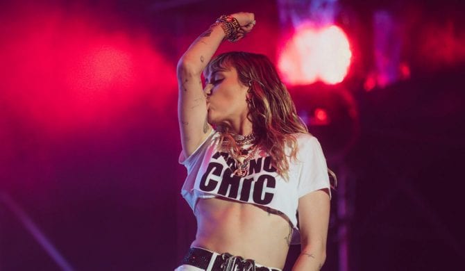 Ariana Grande, Miley Cyrus i Lana Del Rey łączą siły dla „Aniołków Charliego” Ariana Grande, Miley Cyrus i Lana Del Rey łączą siły dla „Aniołków Charliego”