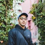 Arab chwali się formą, podciągając się z obejmującą go partnerką