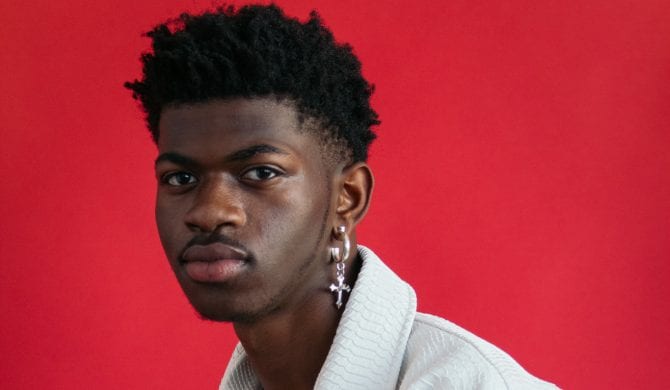 Lil Nas X trollował fanów, udając, że powiększył sobie biust. Teraz chwali się zdjęciami z sesji ciążowej