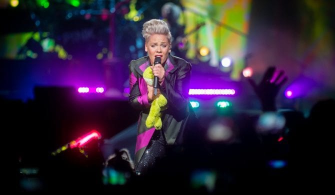 Pink przekazała blisko 2 miliony złotych na walkę z pożarami Pink przekazała blisko 2 miliony złotych na walkę z pożarami