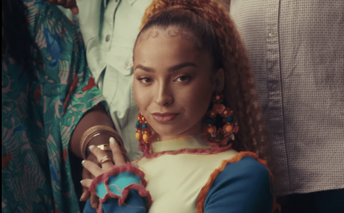 Ella Eyre w poszukiwaniu swoich korzeni