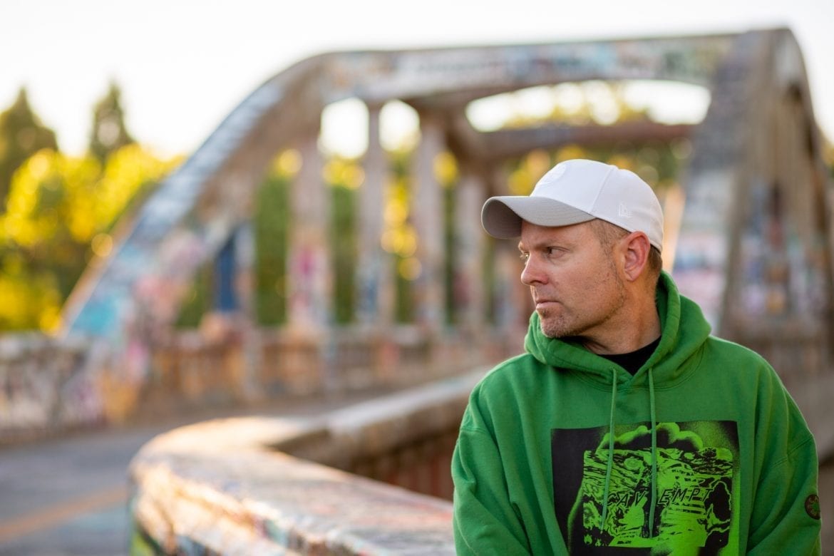 DJ Shadow sięga po klasyków rapu. Znakomite grono gości na nadchodzącej płycie