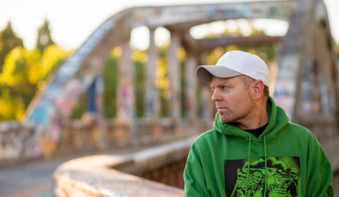 DJ Shadow sięga po klasyków rapu. Znakomite grono gości na nadchodzącej płycie