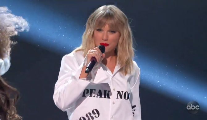 Taylor Swift z przekrojowym setem na gali American Music Awards Taylor Swift z przekrojowym setem na gali American Music Awards
