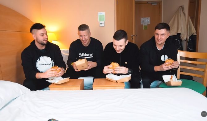 Zobacz… burger na czas challenge z udziałem DJ-a Decksa i DJ-a Taeka Zobacz… burger na czas challenge z udziałem DJ-a Decksa i DJ-a Taeka