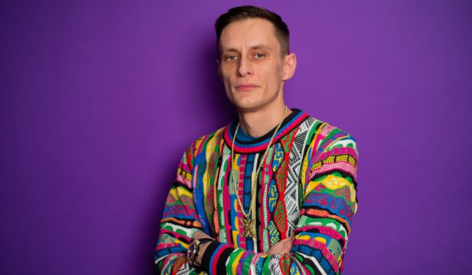 Polsat wyemitował materiał o ruchu QAnon, ilustrując go nagraniem Kalego