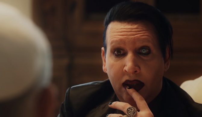 Marilyn Manson odwiedza Jana Pawła III w „Nowym papieżu” (wideo)