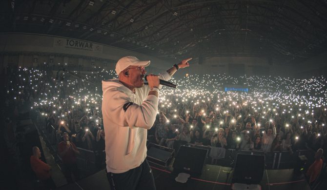 Pezet znów zaskakuje. Jego wyjątkowy koncert z Torwaru trafi do telewizji i streamingu