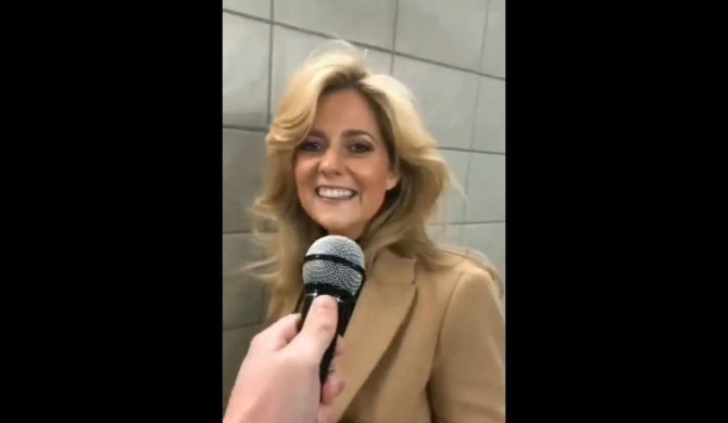 Kobieta zaśpiewała hit Lady Gagi i stała się hitem sieci Kobieta zaśpiewała hit Lady Gagi i stała się hitem sieci