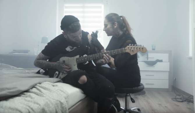 Bonson śpiewa i gra na gitarze w nowym numerze Bonson śpiewa i gra na gitarze w nowym numerze