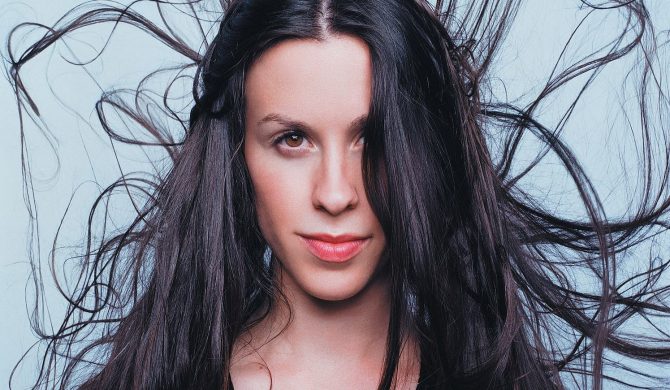 Alanis Morissette: „Przyłożono mi pistolet do głowy. W plecaku miałam wszystkie szkice na płytę”