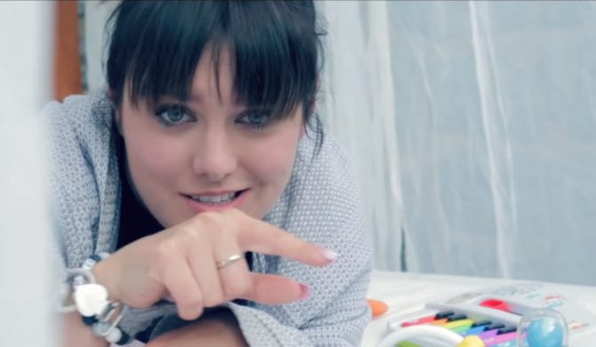 Ewa Farna atakuje rząd i TVP w swoim Hot16 Ewa Farna atakuje rząd i TVP w swoim Hot16