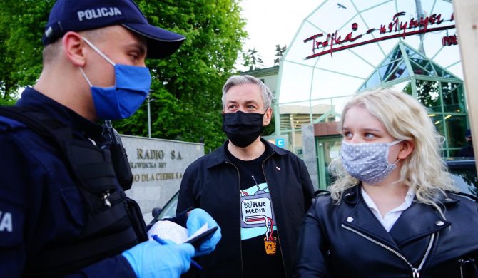 Protesty pod siedzibą Trójki. Słuchacze „murem za Niedźwiedziem” Protesty pod siedzibą Trójki. Słuchacze „murem za Niedźwiedziem”