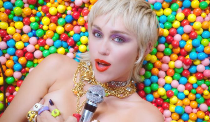 Seksowna Miley Cyrus w klipie do nowej piosenki Seksowna Miley Cyrus w klipie do nowej piosenki