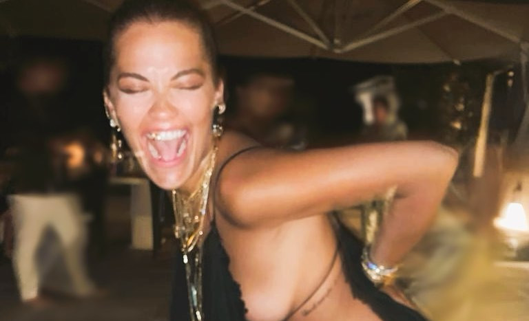 Seksowna Rita Ora kusi gorącym zdjęciem z wakacji