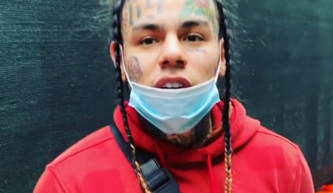 Tekashi ucieka przed kimś po ulicach Nowego Jorku. Ma na sobie bluzę z napisem SZCZUR Tekashi ucieka przed kimś po ulicach Nowego Jorku. Ma na sobie bluzę z napisem SZCZUR