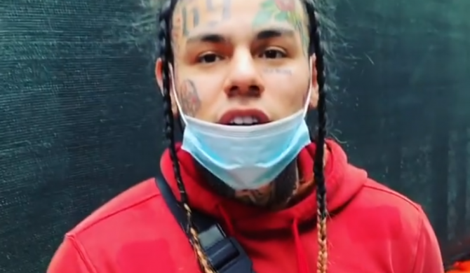 Tekashi ucieka przed kimś po ulicach Nowego Jorku. Ma na sobie bluzę z napisem SZCZUR