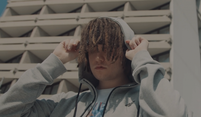 „W kieszeniach schowane pliki nie bliki” – Young Multi z nowym klipem „W kieszeniach schowane pliki nie bliki” – Young Multi z nowym klipem