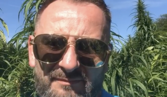 Liroy pokazuje dziewczyny na działeczce. „Pachną na odległość” Liroy pokazuje dziewczyny na działeczce. „Pachną na odległość”