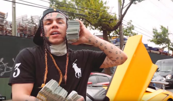 Tekashi rozdaje studolarówki biednym i bogatym Tekashi rozdaje studolarówki biednym i bogatym