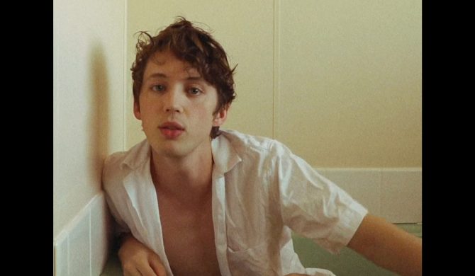 Troye Sivan jako wściekły nastolatek Troye Sivan jako wściekły nastolatek