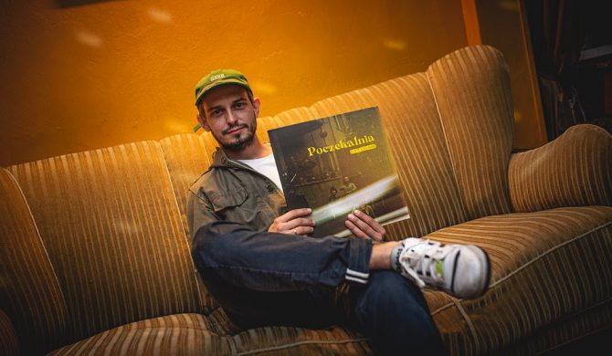 Vito Bambino z Bitaminy prezentuje solowy album „Poczekalnia” Vito Bambino z Bitaminy prezentuje solowy album „Poczekalnia”