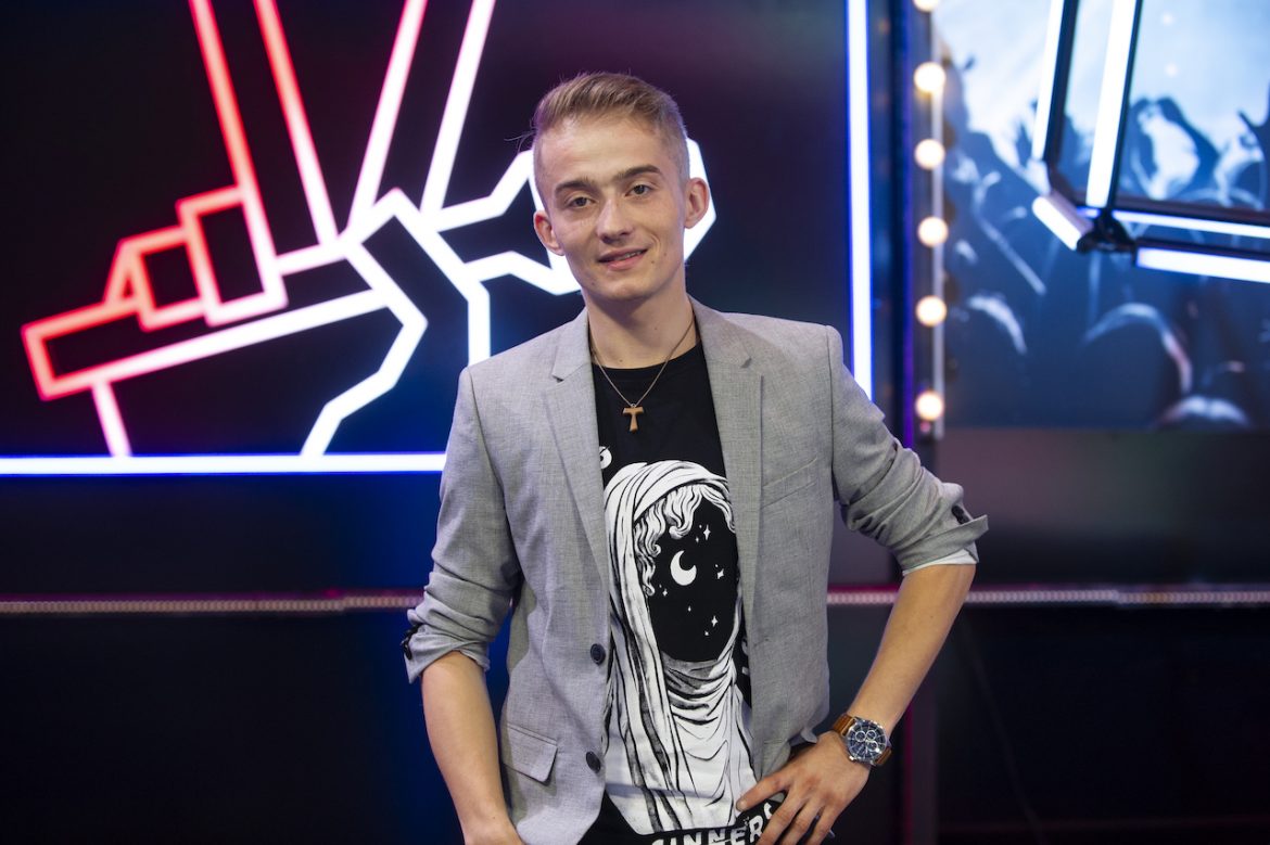 Na co dzień jest operatorem żurawia. Jego głos zachwycił trenerów „The Voice of Poland”