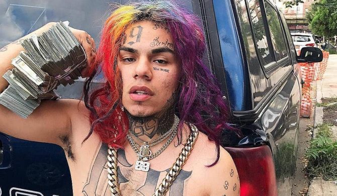 Tekashi wskakuje w tłum w biżuterii za dwa miliony dolarów